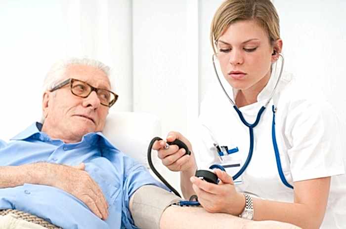 специалист измеряет давление