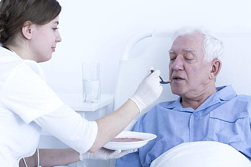 помощь в кормлении больного