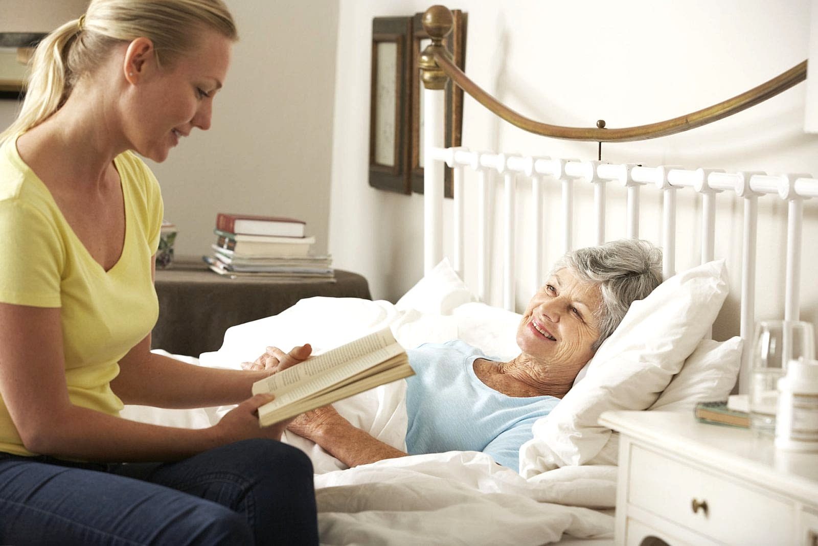 сиделка читает книгу